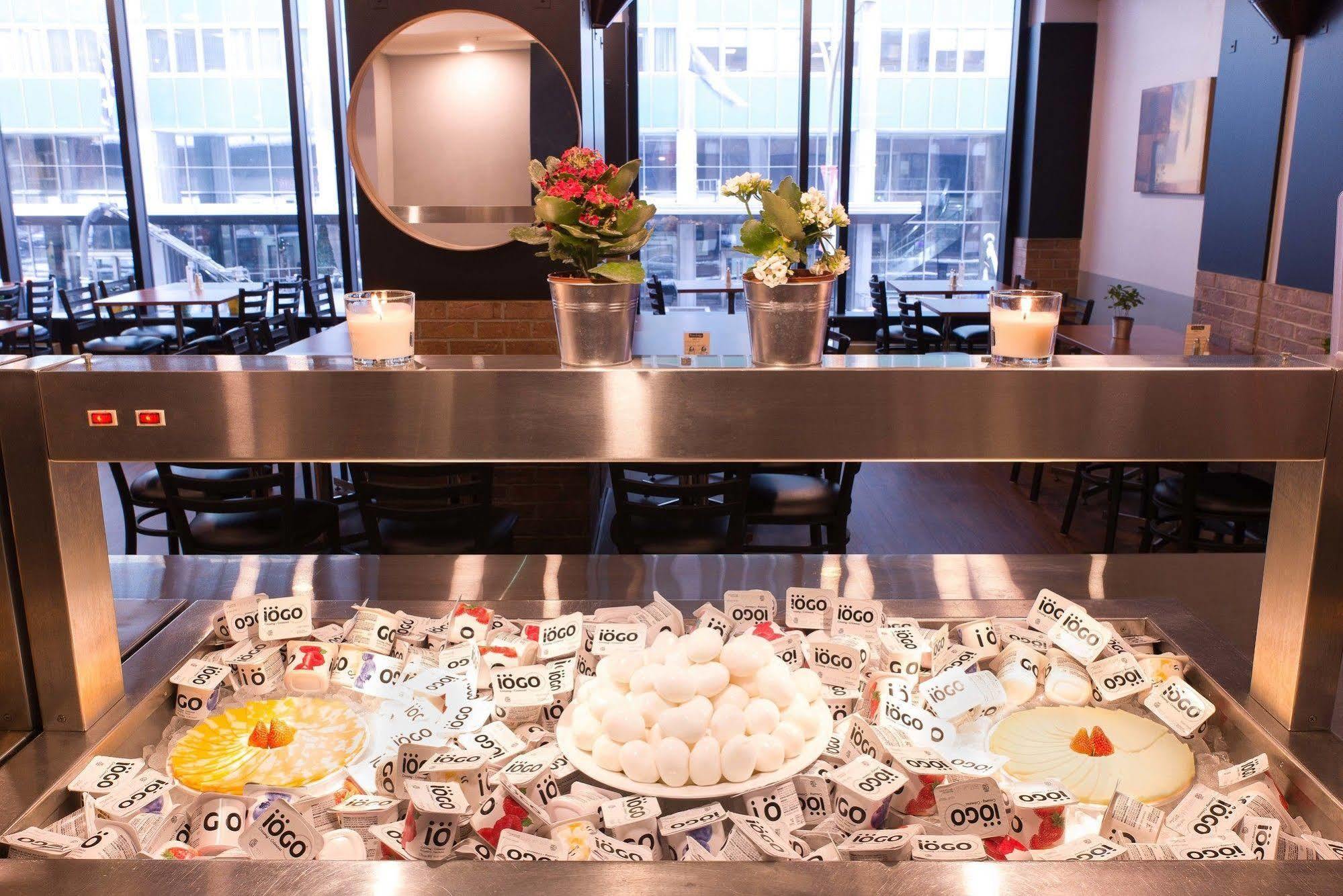Travelodge By Wyndham Centre Hotel Montreal